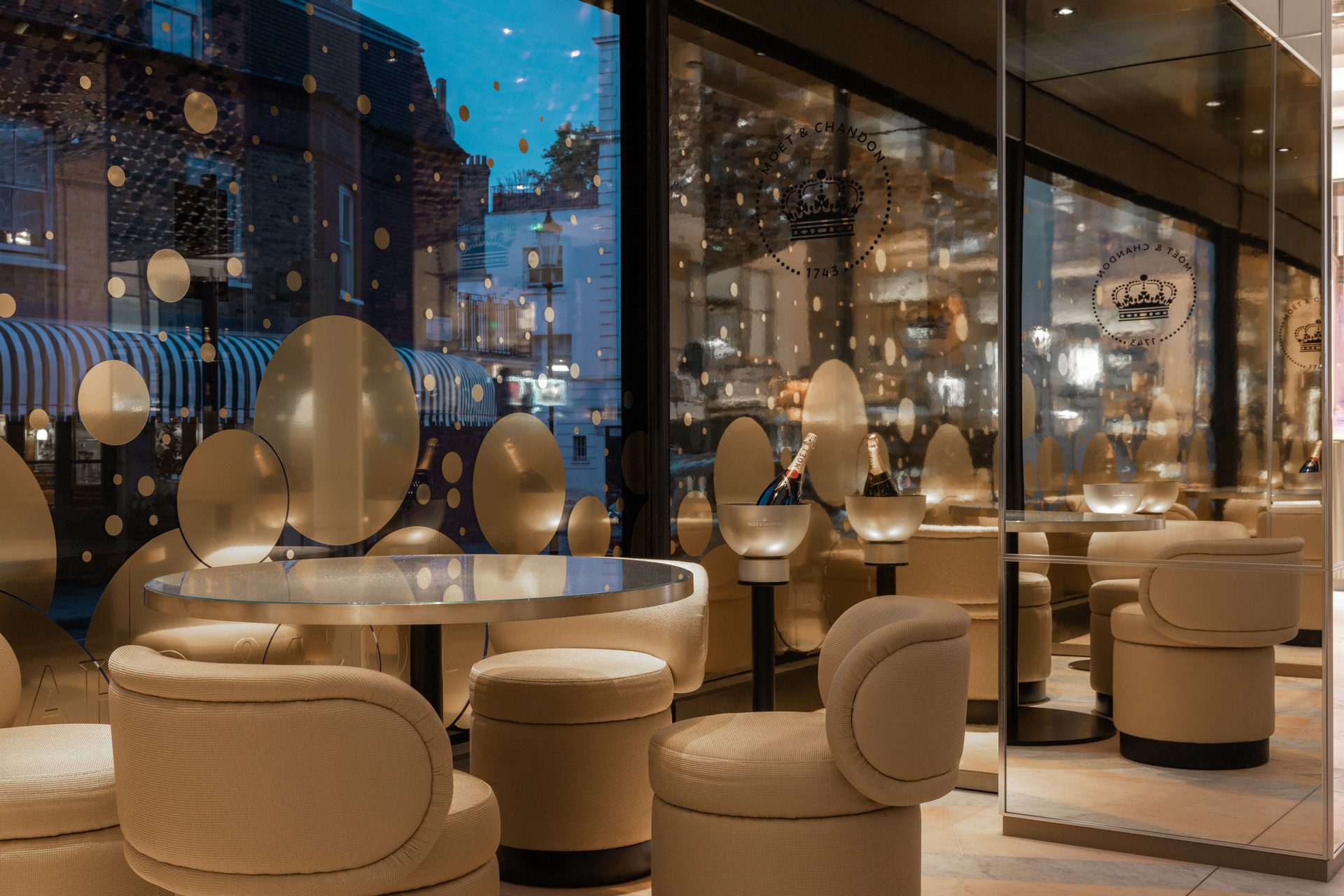Harrods Moet and Chandon Champagne Bar umdasch SYB Harrods Low Window Seating 264 MASTER No Props