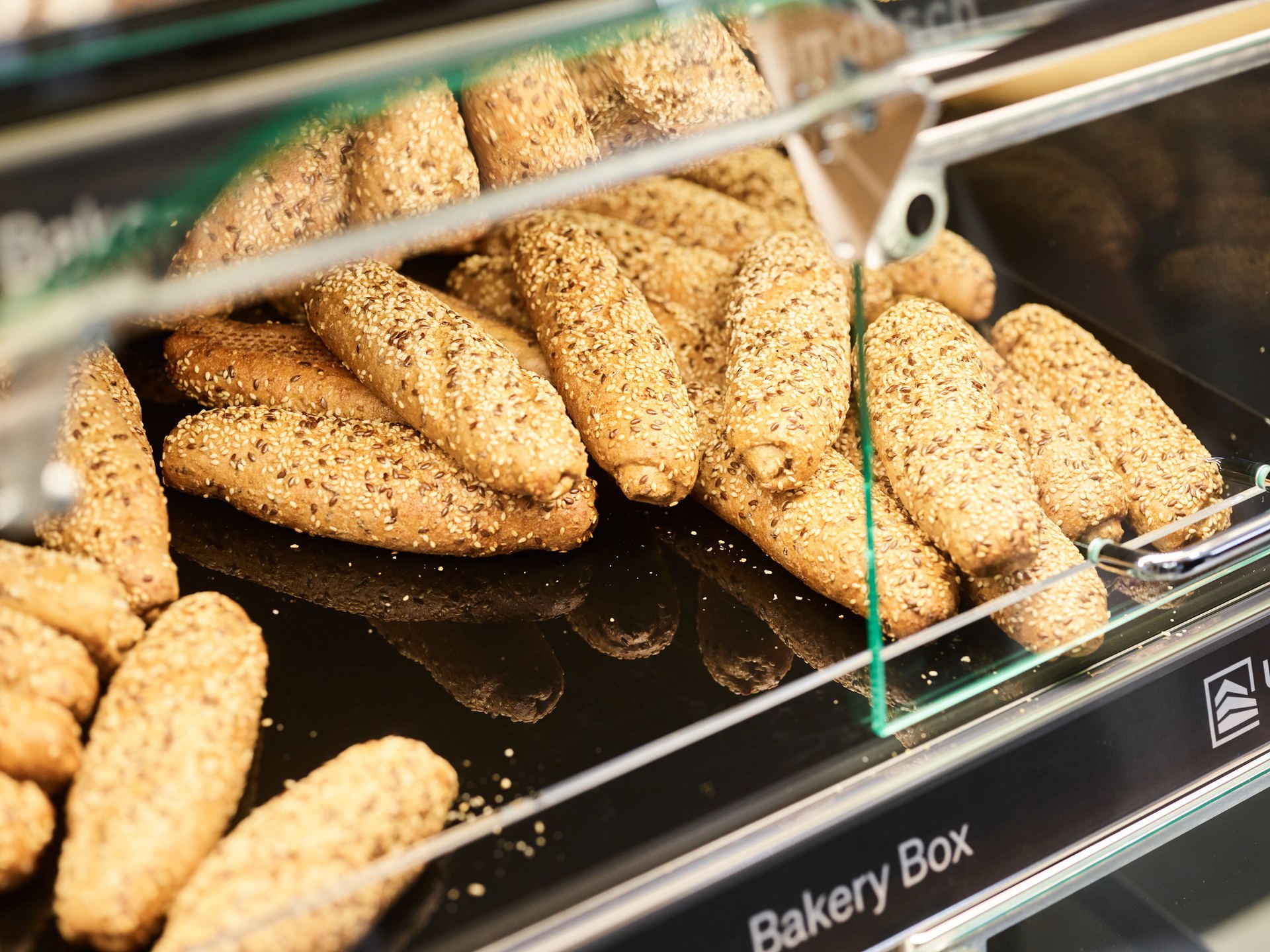 Gebäckmöbel mit geöffneter Glasklappe und integrierter Hot Plate