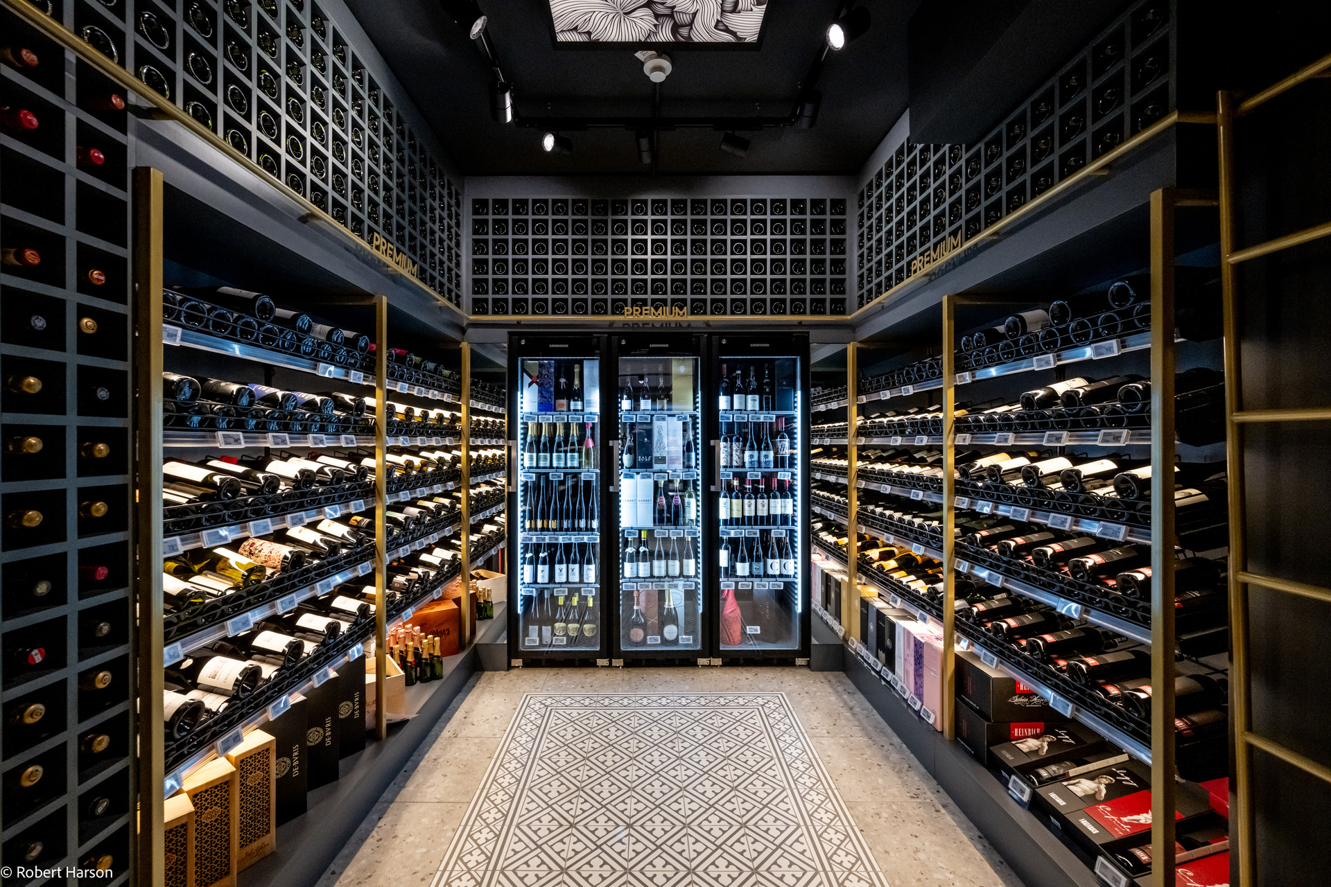Ladenbaulösung und Design für eine exklusive Vinothek.