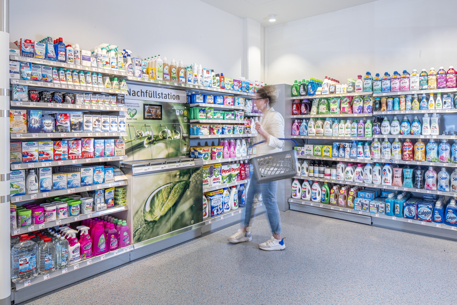 Ins Ladenbild integrierte Nachfüllstation zum plastiksparenden Abfüllen von Waschmittel.