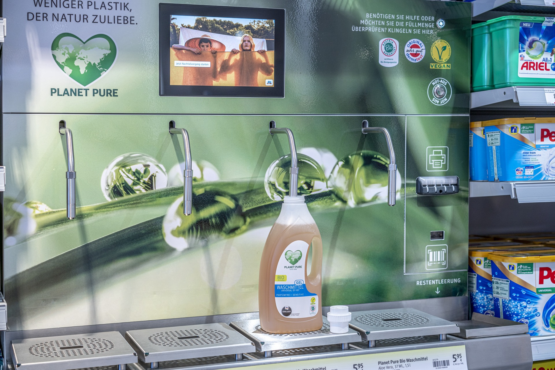 Nachfüllstation Liquid Dispenser beim Füllvorgang von Waschmittel