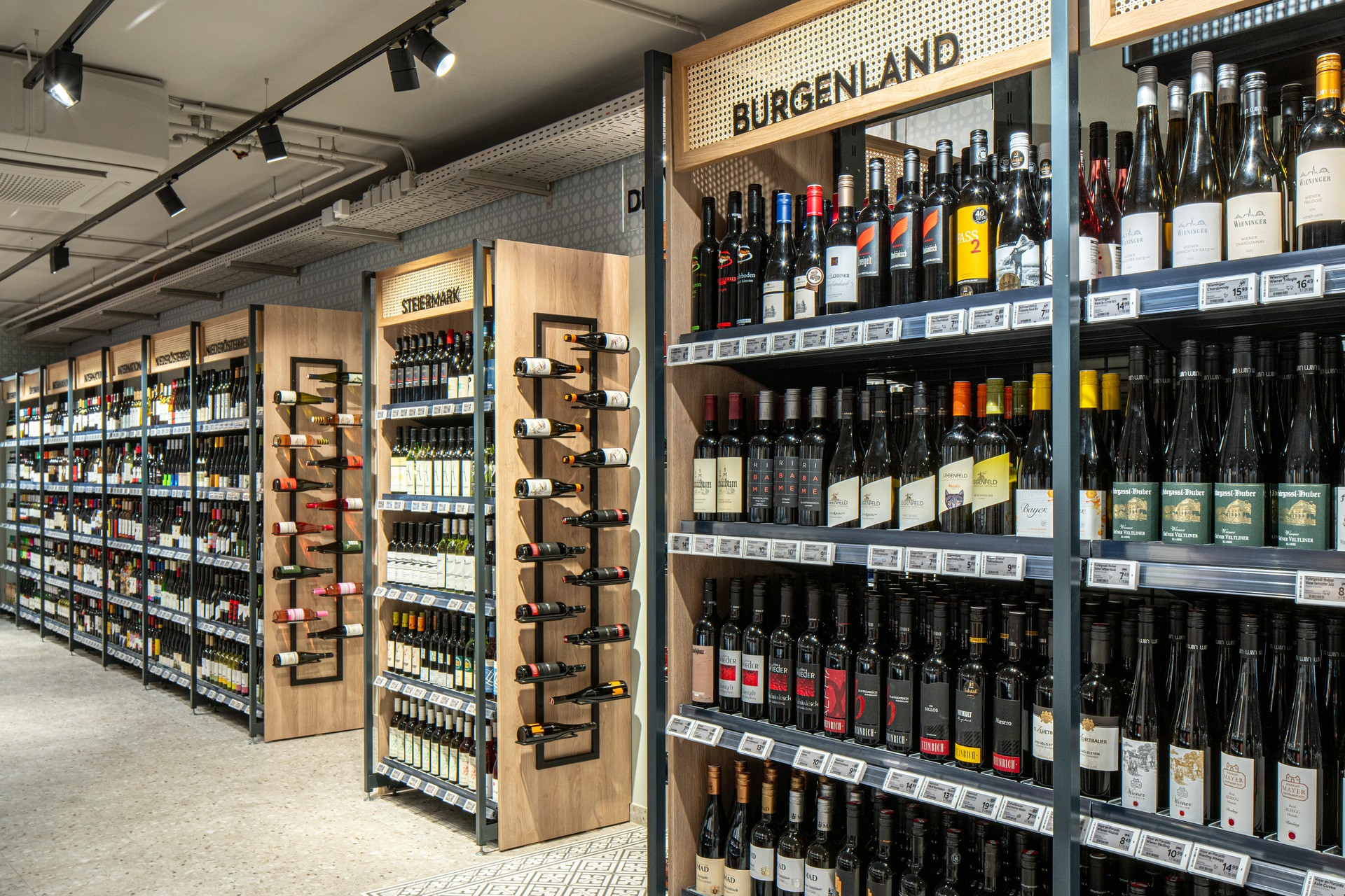 Ladenbau-Lösungen für exklusive Weinabteilungen