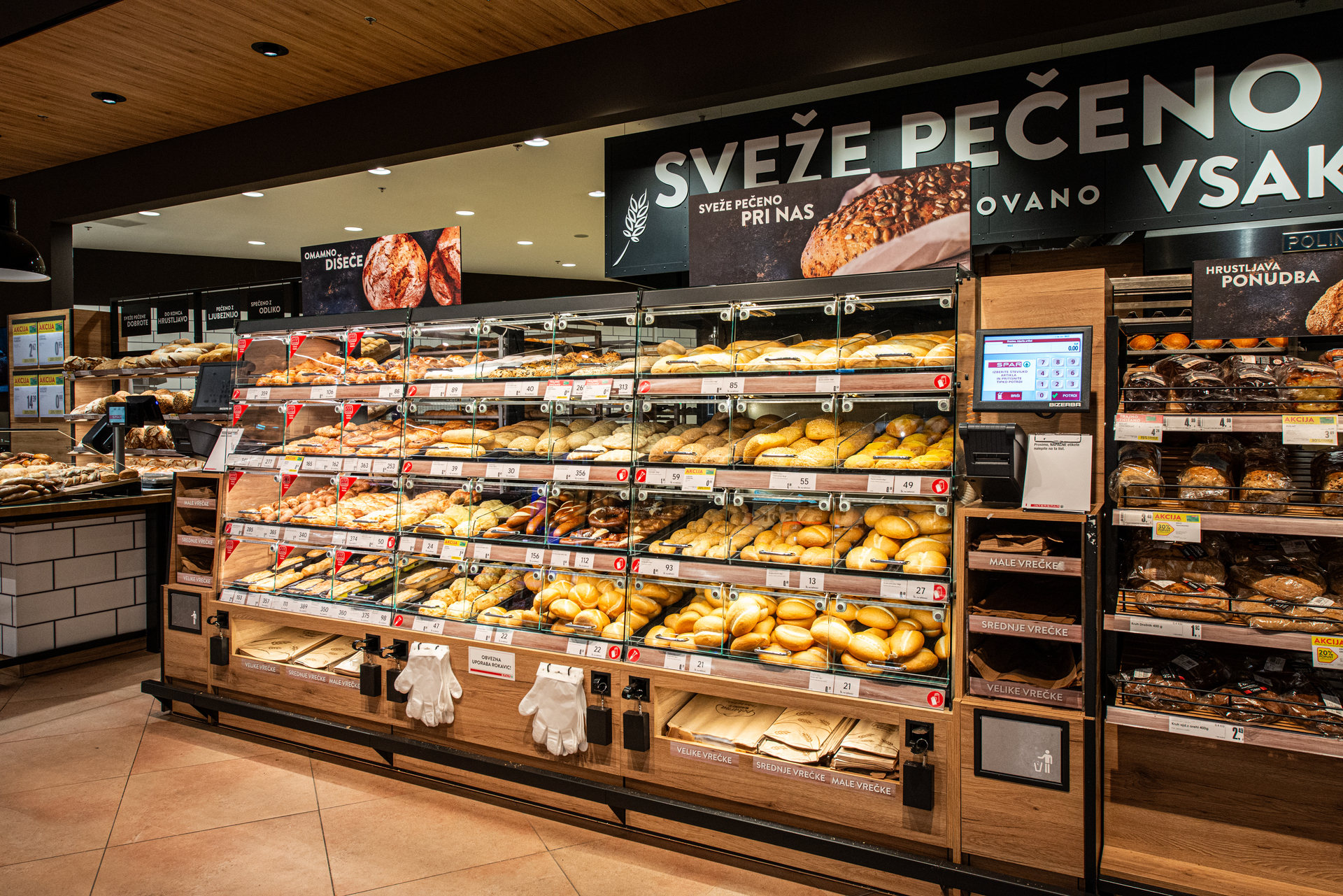 Gebäckmöbel Bakery Box gefüllt mit Brot und Gebäck zur Selbstentnahme.