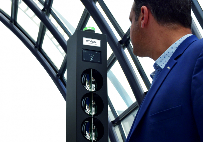 umdasch Smart Gate Das umdasch Smart Gate zur Messung der Körpertemperatur nach dem Eintritt in Geschäftsflächen