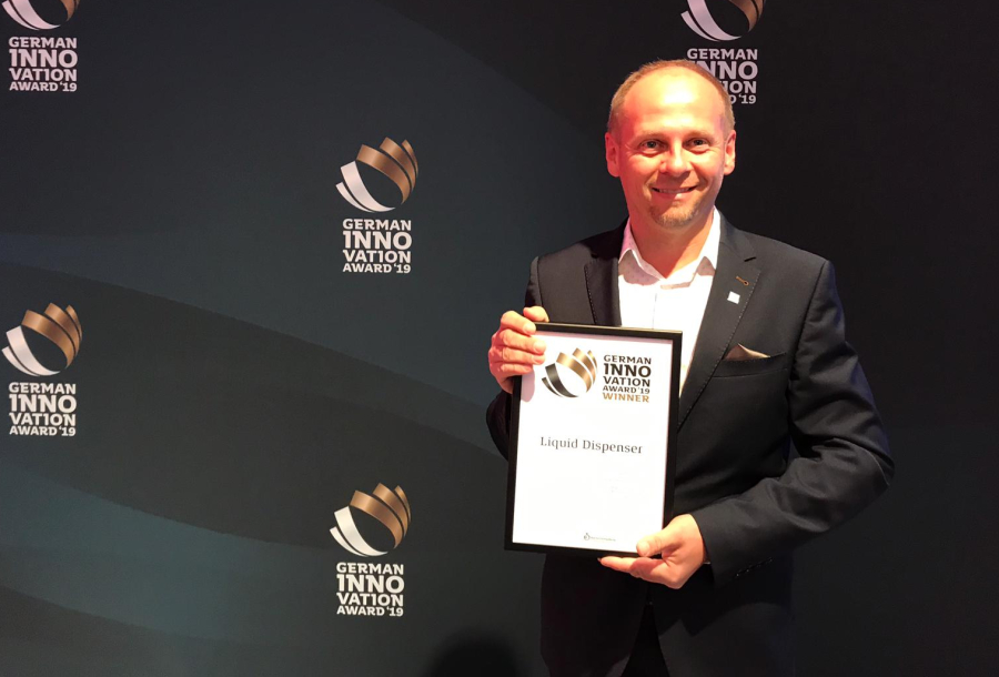 Christian Hammer nimmt den German Innovation Award für den Liquid Dispenser entgegen!