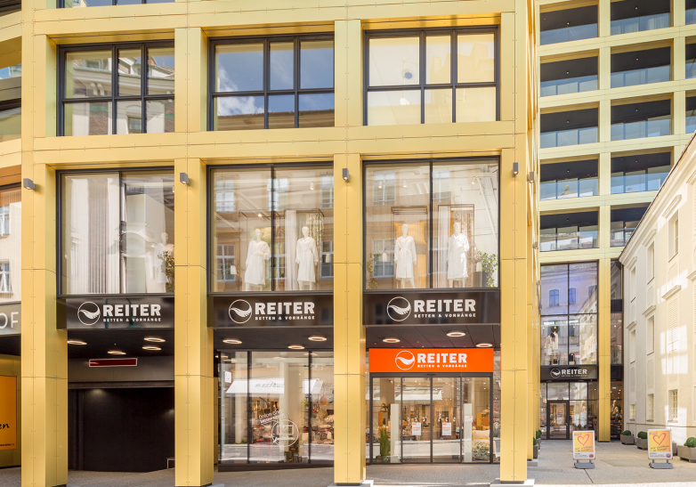 Goldene Fassade des neuen Betten Reiter Flagship Stores by umdasch Goldene Fassade des neuen Betten Reiter Flagship Stores by umdasch