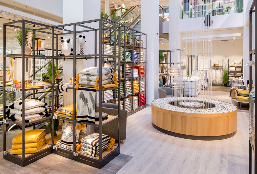 Fadenbrunnen im Betten Reiter Store by umdasch Elf Meter hoher Fadenbrunnen im Atrium des neuen Betten Reiter Flagship Stores by umdasch
